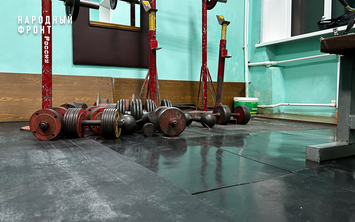 Молодёжь Народного фронта помогла жителям посёлка Константиновского добиться ремонта спортзала