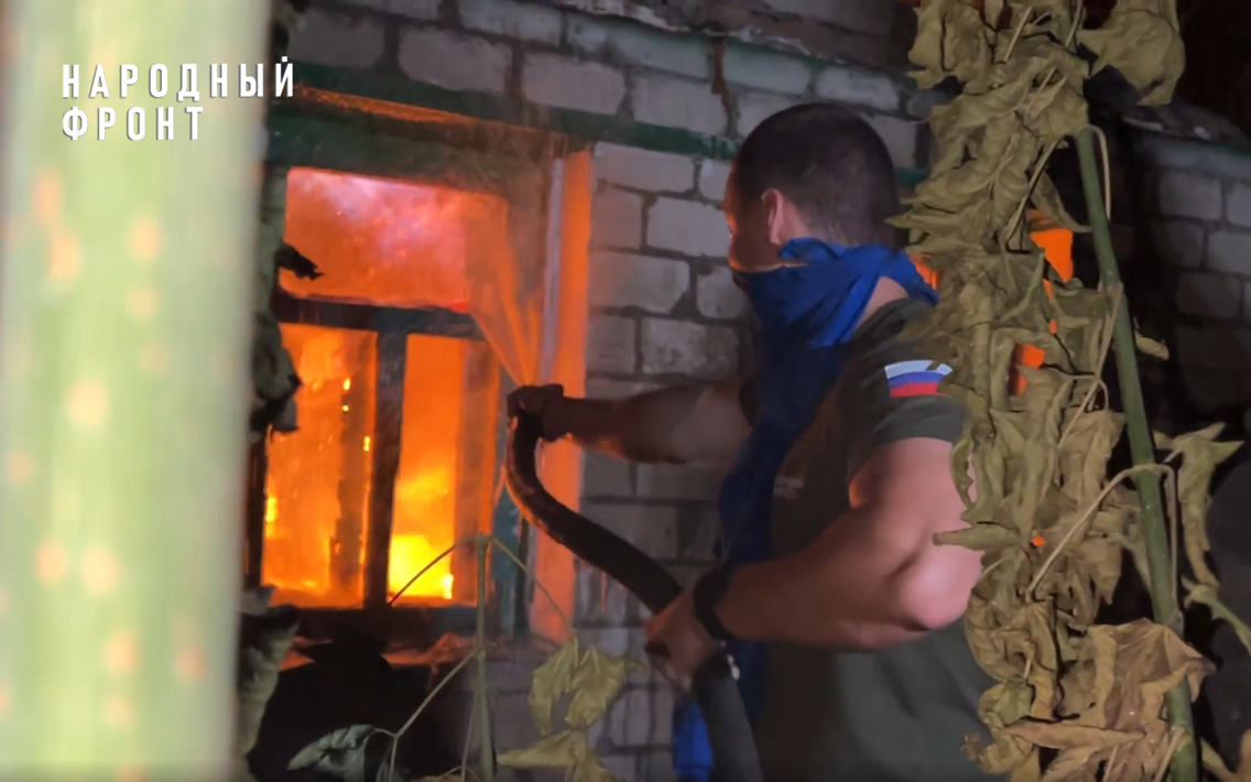 Молодёжка Народного фронта помогает эвакуировать жителей из горящих посёлков в ЛНР