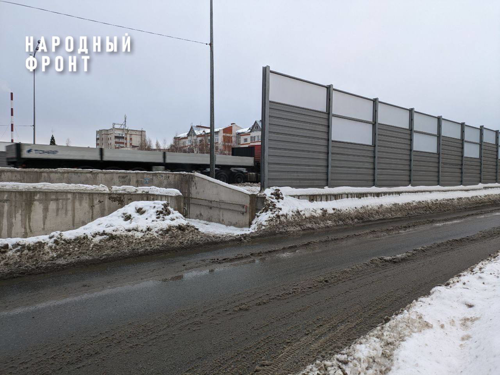 Пандус для маломобильных людей на остановке общественного транспорта в Казани ведёт на проезжую часть