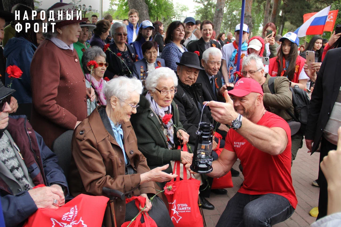 Народный фронт при поддержке Россотрудничества доставил Огонь памяти в 14 стран мира и в 100 городов России