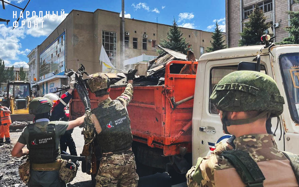 Молодёжка Народного фронта в Донецке помогает ликвидировать последствия ракетной атаки на город