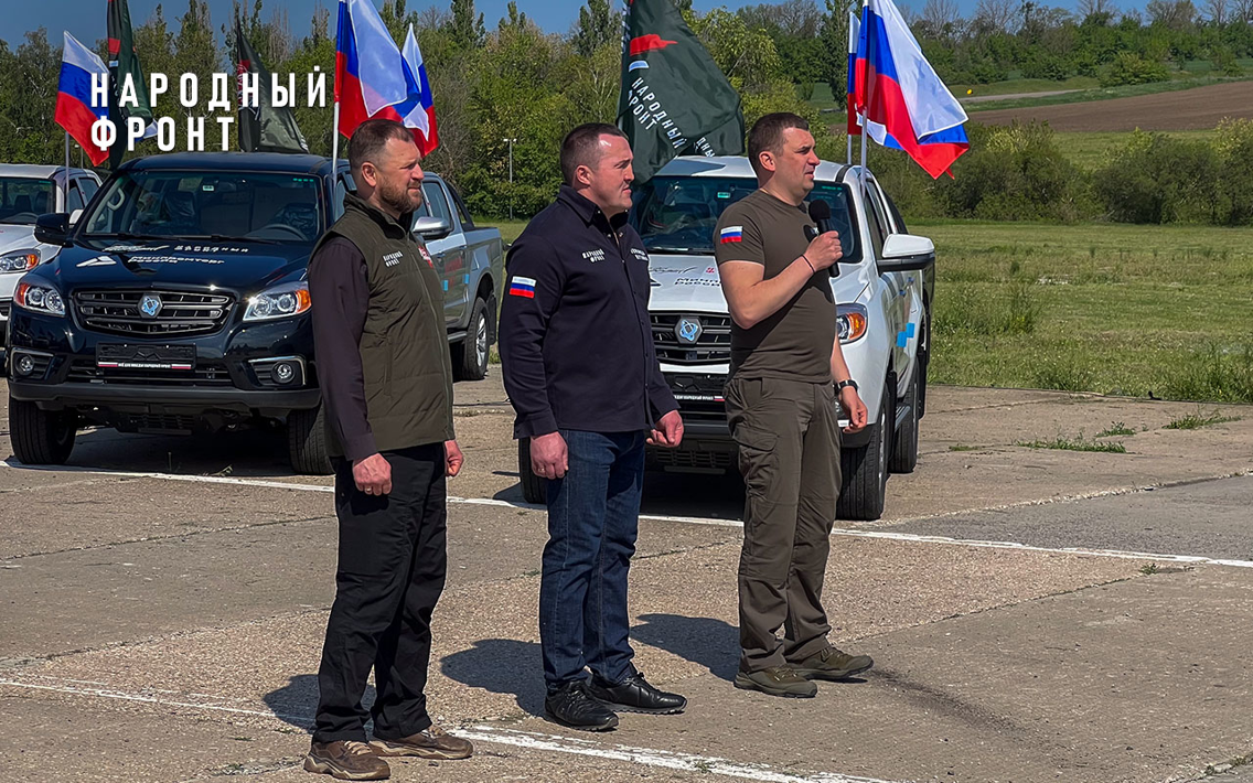 В преддверии Дня Победы в Ростовской области Народный фронт вручил бойцам большую партию автомобилей, технику и снаряжение