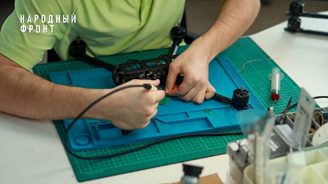 Кулибин-клуб Народного фронта передаст военным на передовую тысячи дронов-камикадзе и дроны-разведчики