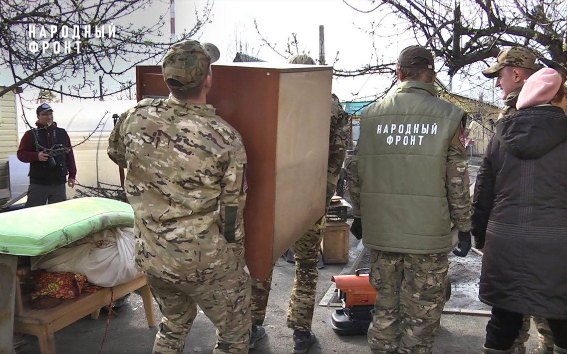 Добровольцы помогают участнику битвы за Кёнигсберг из Кургана устранять последствия ЧС 