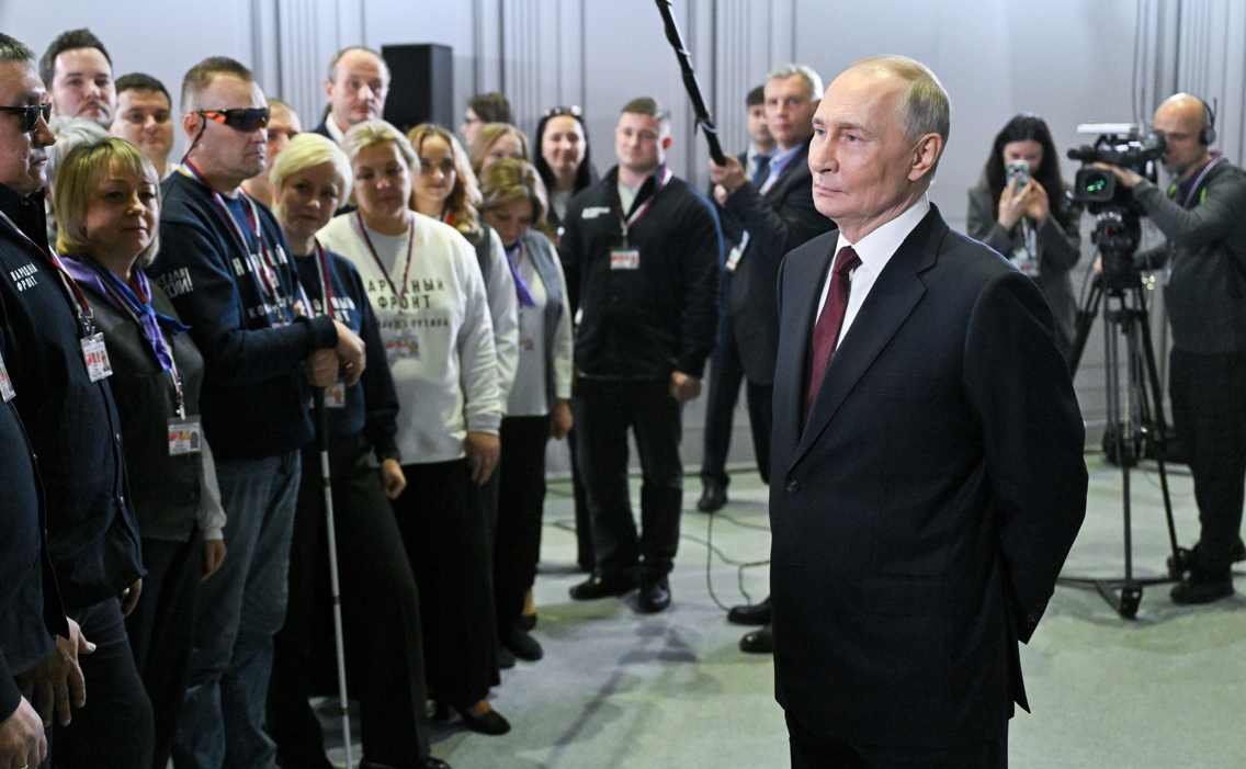 После эфира программы “Итоги года с Владимиром Путиным” Президент встретился с волонтёрами Народного фронта