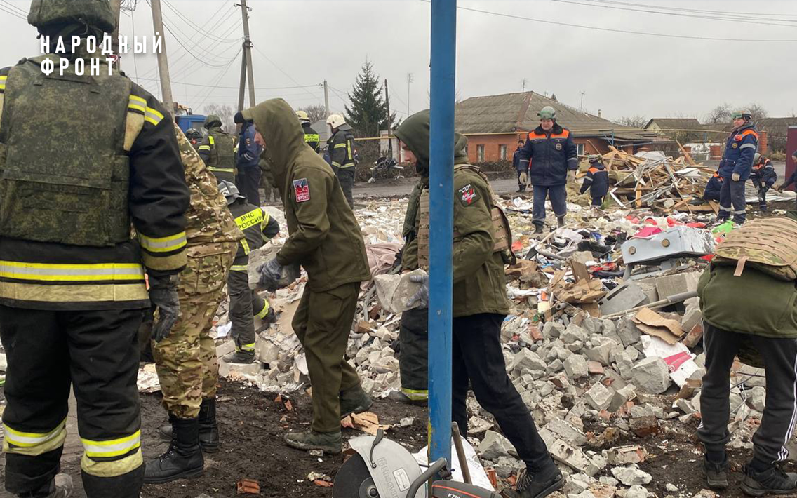 Волонтёры Народного фронта помогают устранять последствия обстрела Льгова