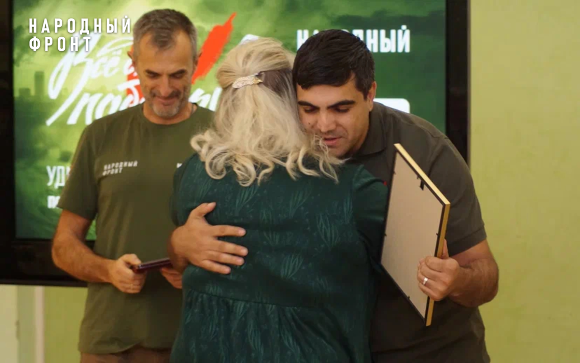 Жителей Удмуртии наградили нагрудными знаками "Народный фронт. Всё для Победы!"