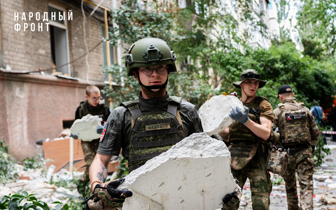 Молодёжка Народного фронта в ДНР помогла расчистить придомовую территорию от завалов после взрыва газа