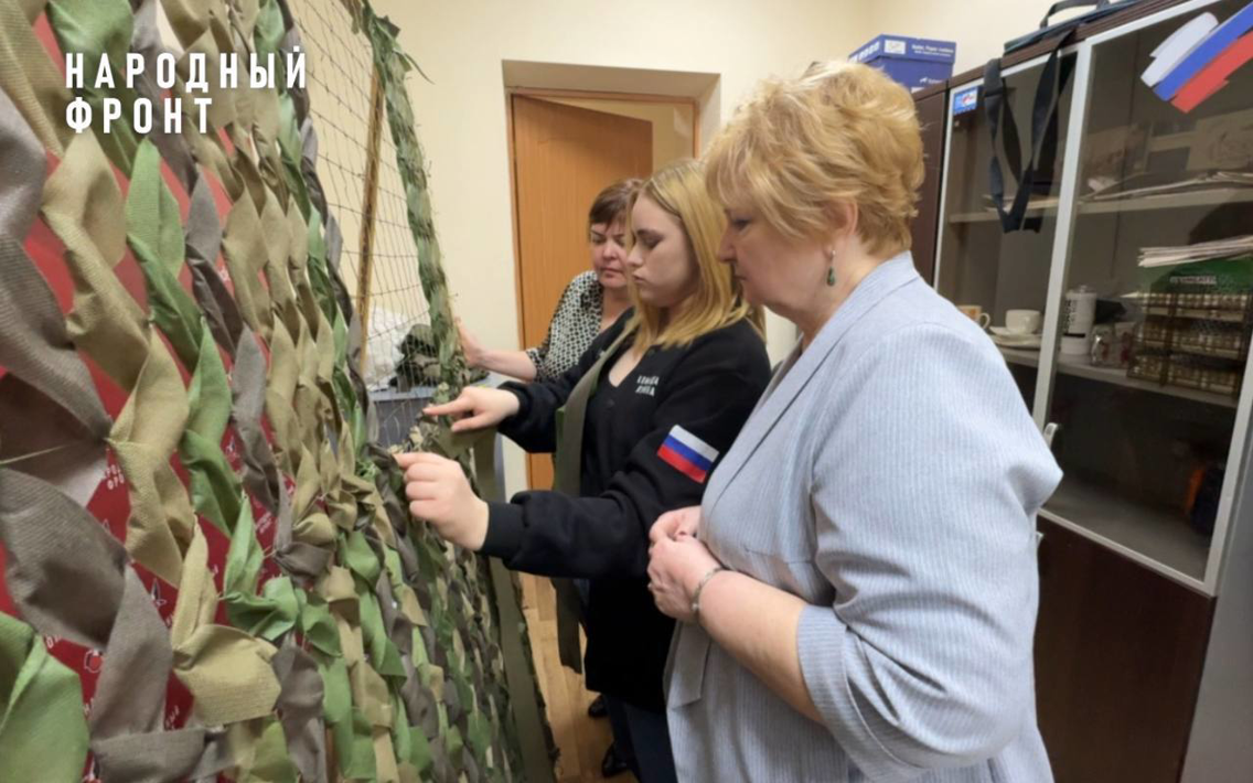 Сотрудники профсоюза работников здравоохранения Новгородской области собрали деньги, закупили материал для изготовления маскировочных сетей и присоединились к их плетению
