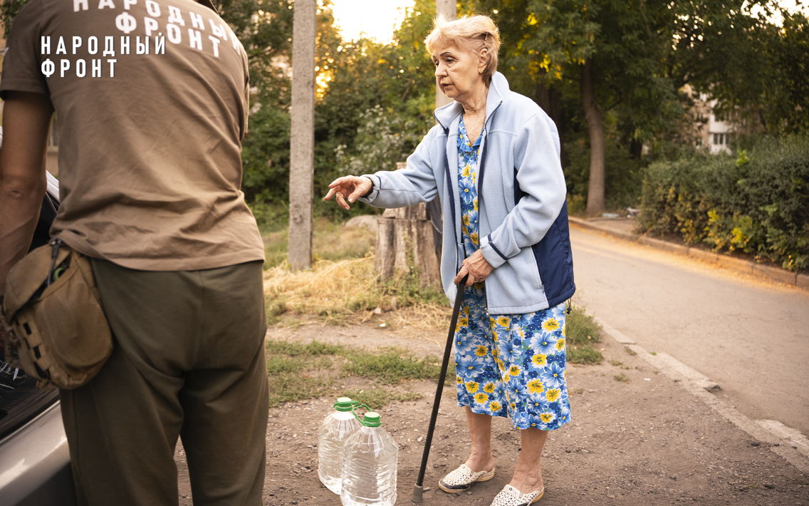 Народный фронт продолжает ежедневно обеспечивать жителей и учреждения ДНР питьевой водой