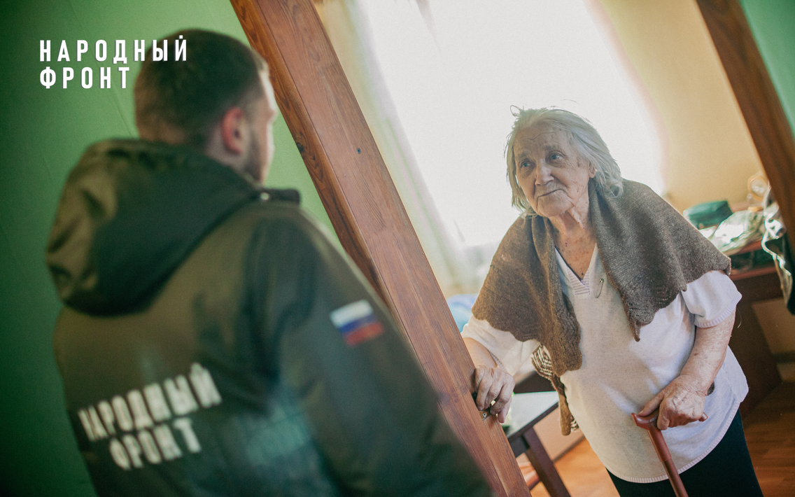 Добровольцы оказывают адресную помощь нуждающимся жителям ЛНР