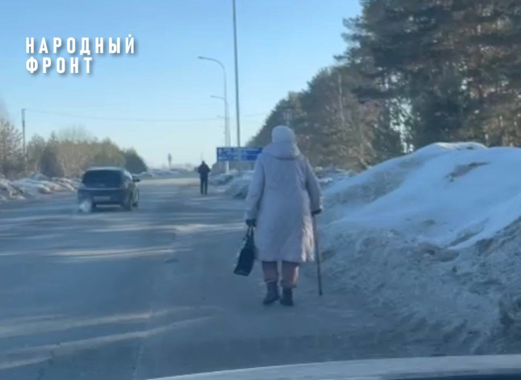 Пациенты новой многопрофильной поликлиники за 675 миллионов рублей в Татарстане идут на приём по обочине дороги