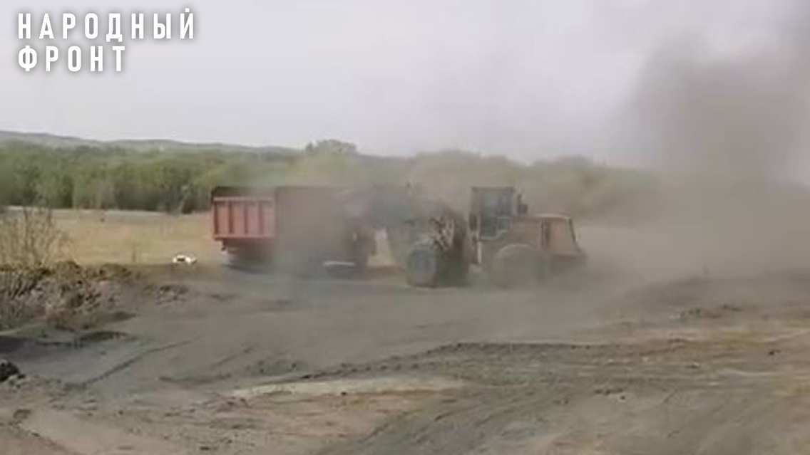 На берег реки Кии возле села Кибасово в Забайкальском крае свозят угольный шлак из котельных
