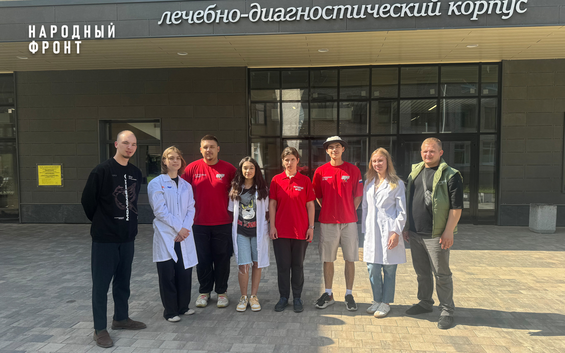 Волонтёры Народного фронта помогают ухаживать за пациентами Госпиталя для ветеранов войн Санкт-Петербурга