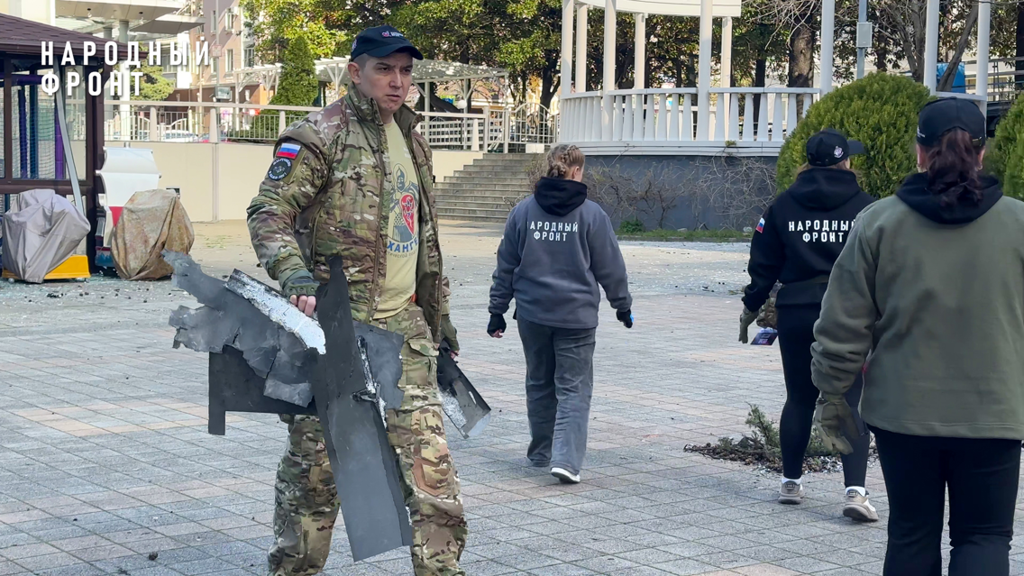 Представители Молодёжки Народного фронта из 24 регионов, приехавшие на обучение в Туапсе, оказали помощь людям, пострадавшим от атаки ВСУ