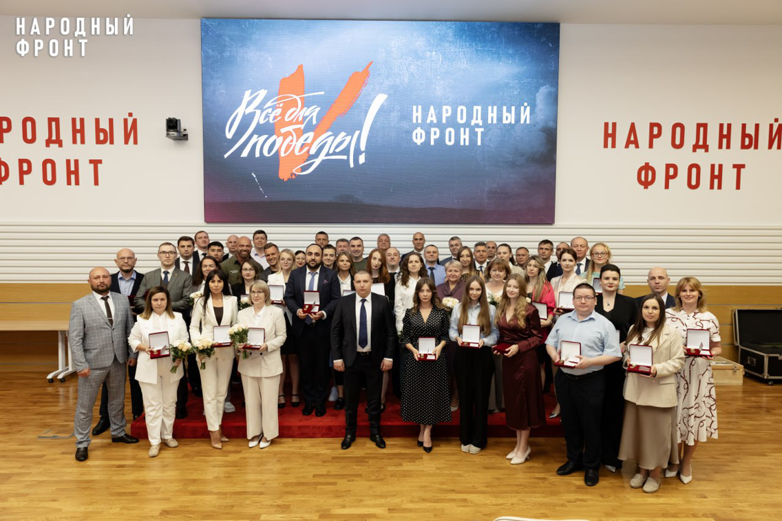 Народный фронт наградил представителей федеральных органов исполнительной власти, передающих транспортные средства на нужды СВО и перечисляющих помощь в фонд “Всё для Победы!”