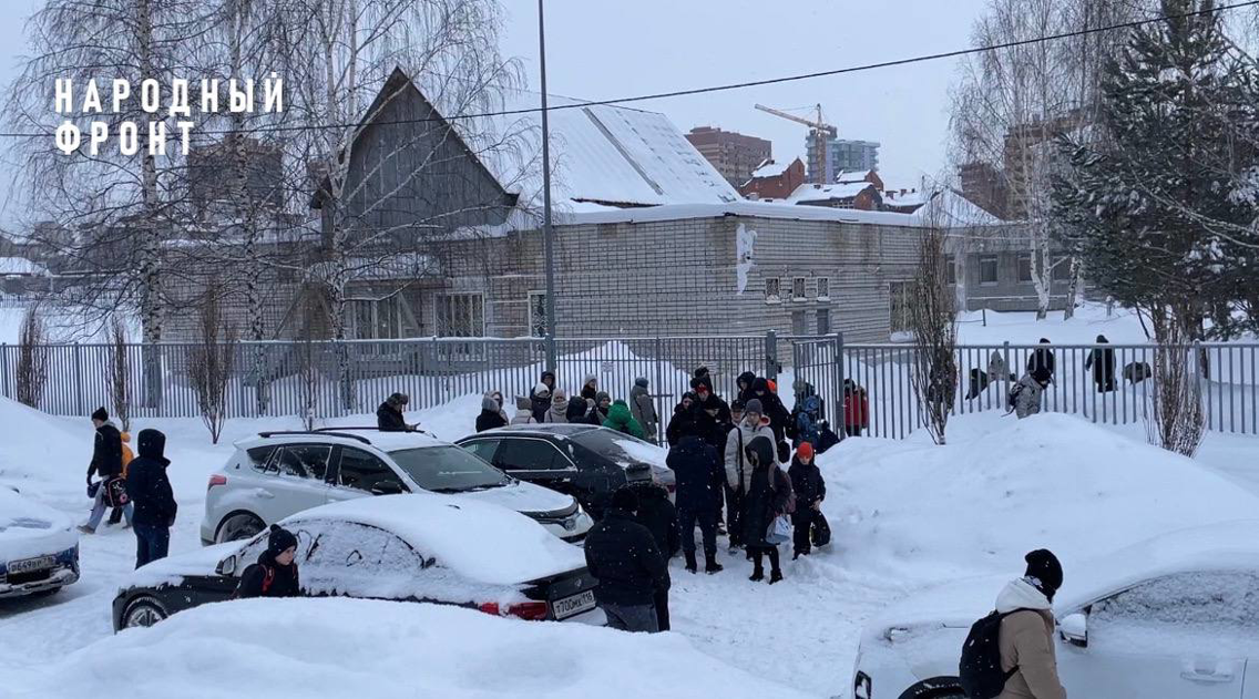 В казанской школе родители вынуждены встречать своих детей на проезжей части