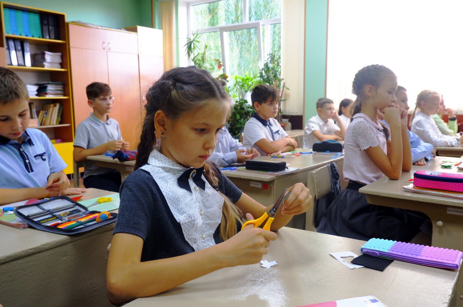 Школьные туры картинки. Школьный портрет. Портрет старшеклассника. Четвероклассница. Бизнес для школьников четвёртого класса.