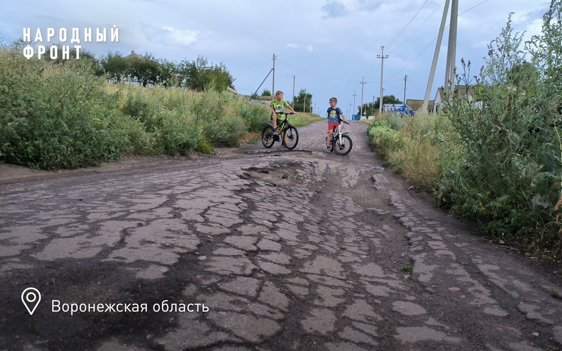Жители улицы Школьной воронежского села Круглоподпольного могут оказаться в изоляции из-за аварийной дамбы на единственной дороге