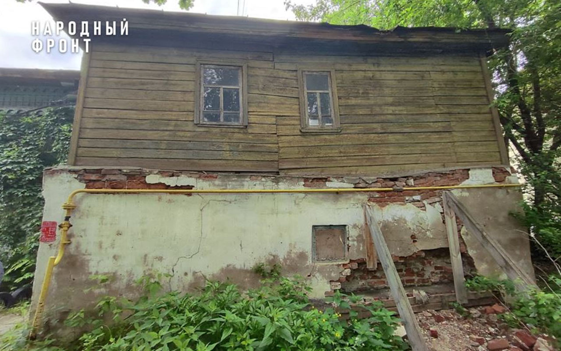 После жалобы жителей "дома с подпорками" в Народный фронт прокуратура Костромы через суд потребовала ускорить расселение