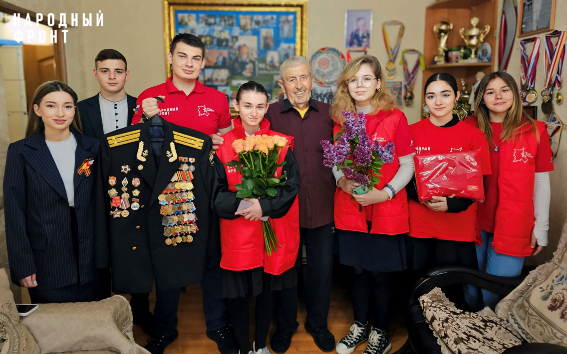 Активисты Молодёжного крыла Народного фронта поздравляют ветеранов с Днём Победы 