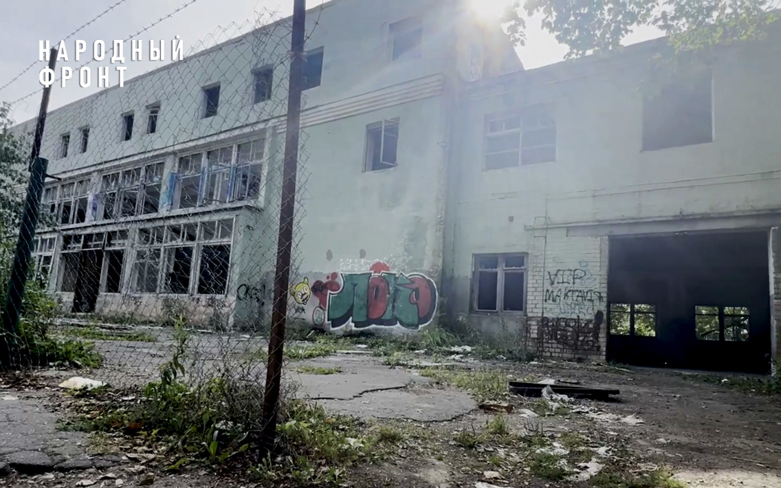 Общественники Калининграда призывают власти закрыть доступ к опасной заброшке рядом с детскими объектами