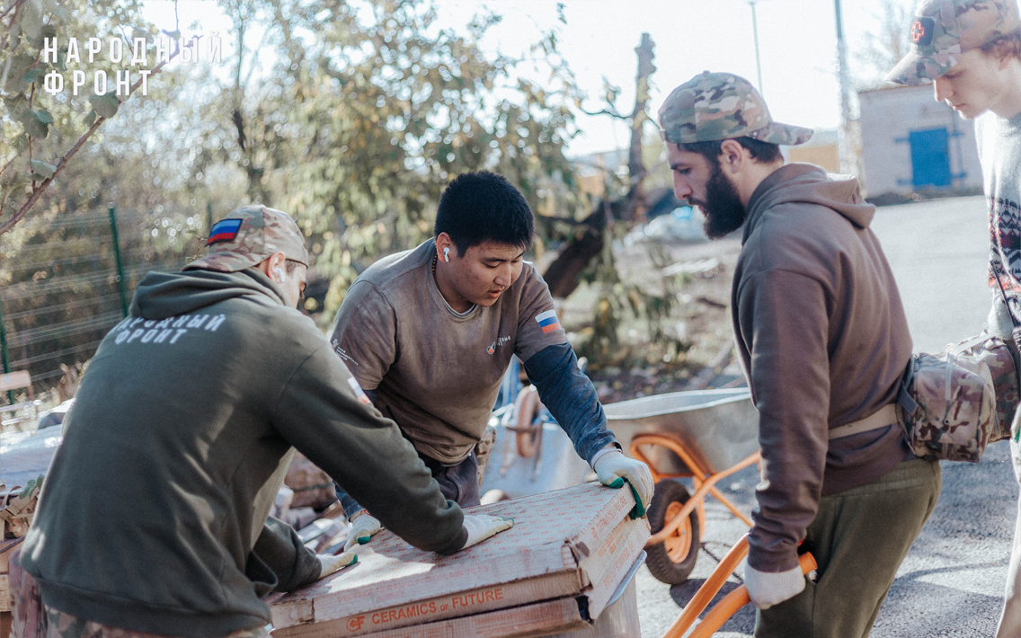 Волонтёры из шести регионов завершили смену гуманитарной миссии в ЛНР и Запорожье