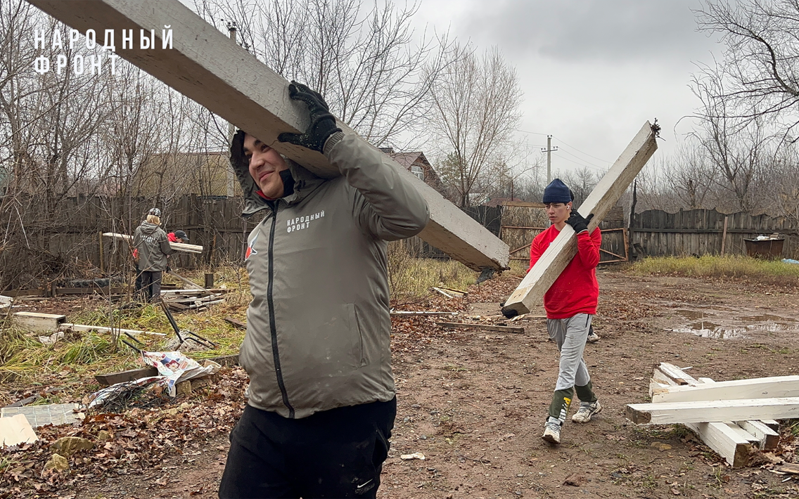 Волонтёры Оренбуржья помогают восстановить парк “Берендей”