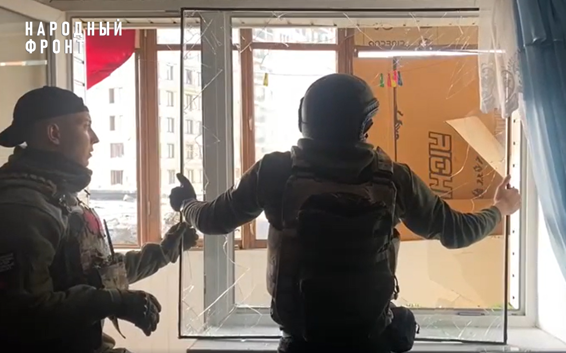 Волонтёры Народного фронта помогают ликвидировать последствия удара по Донецку