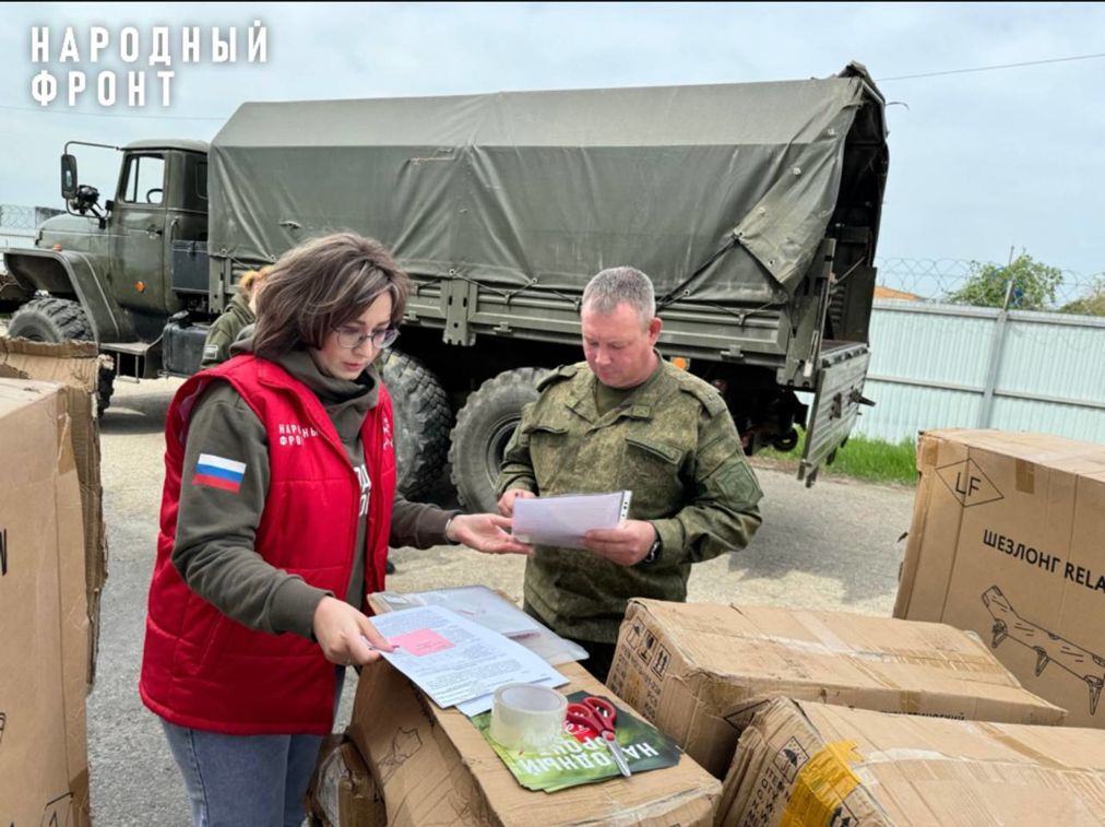 Народный фронт в Волгоградской области передал бойцам на передовой туристические раскладушки и стулья