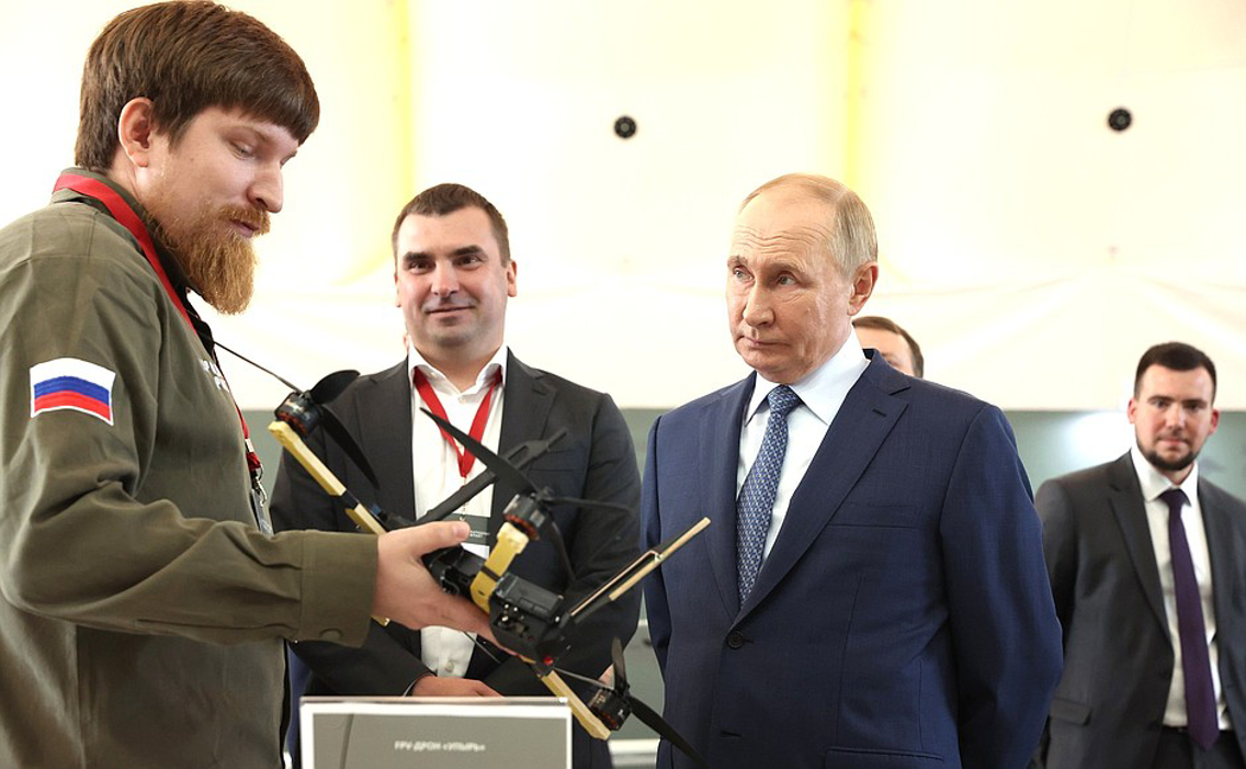 Народный фронт представил Владимиру Путину изделия, разработанные инженерами из Кулибин-клуба для бойцов СВО
