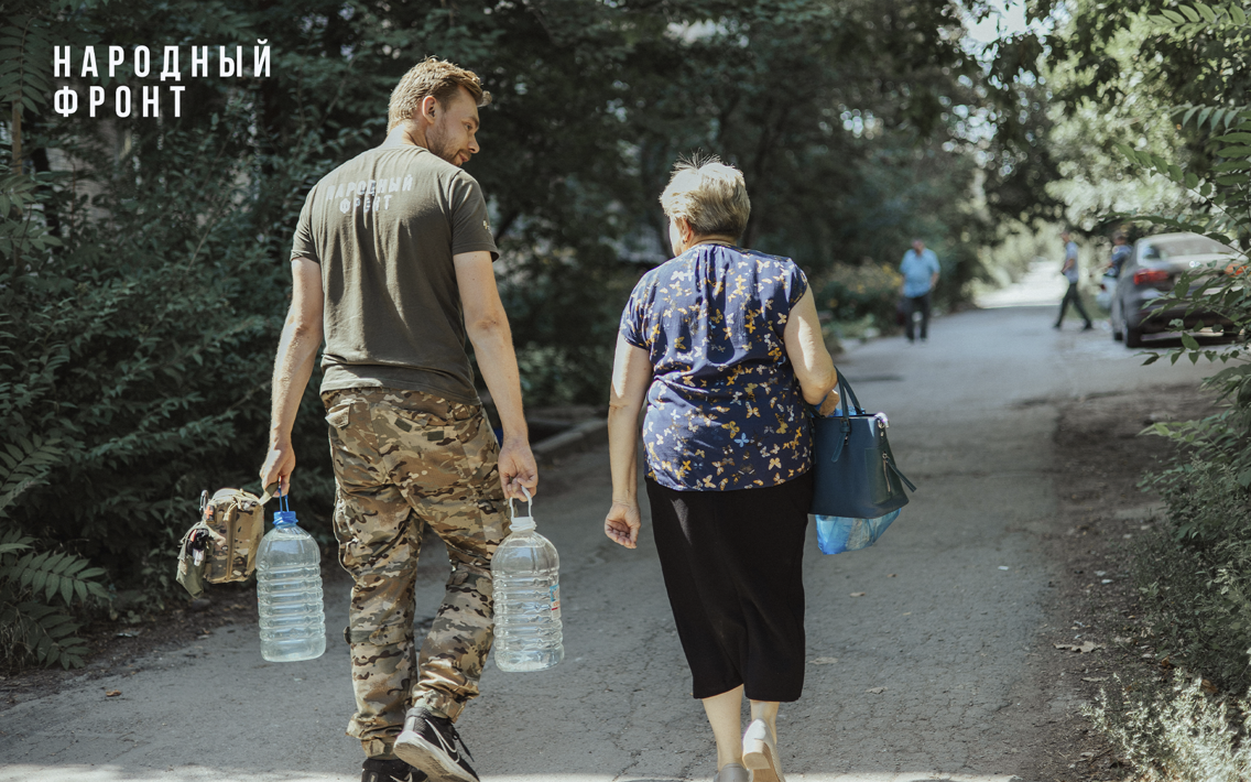Народный фронт продолжает помогать обеспечивать жителей ДНР питьевой водой 